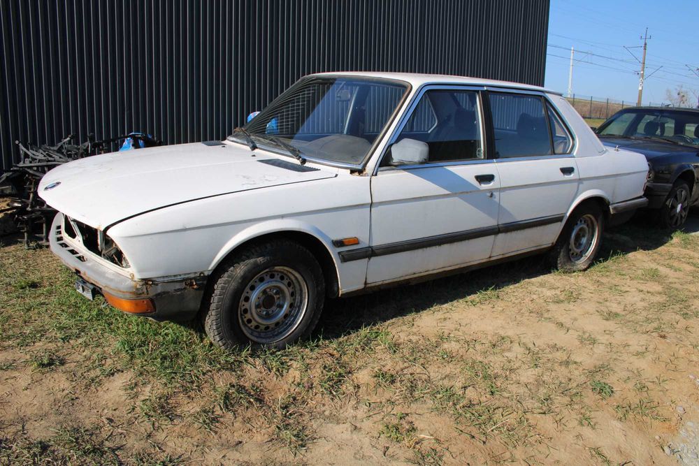 BMW E28 520i * Sedan * 1984r. * 267.111km * 5 * Benzyna * M20B20 *