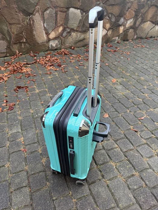 Чемодан средний зеленый