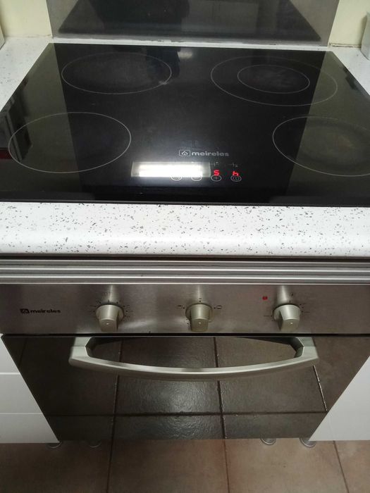 Placa vitrocerâmica com forno elétrico
