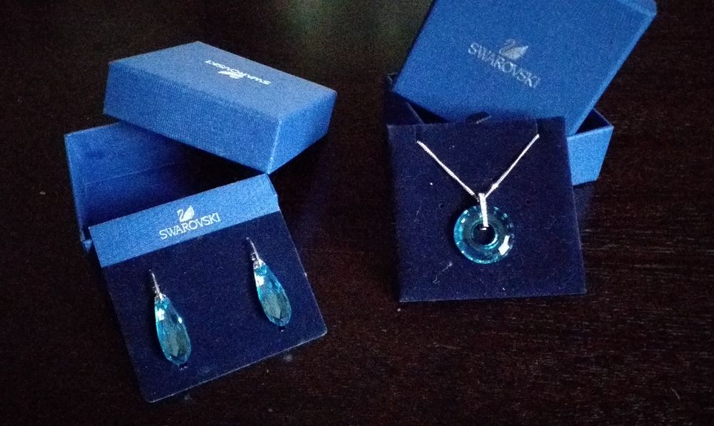 Brincos e pendente Swarosvzki Novos