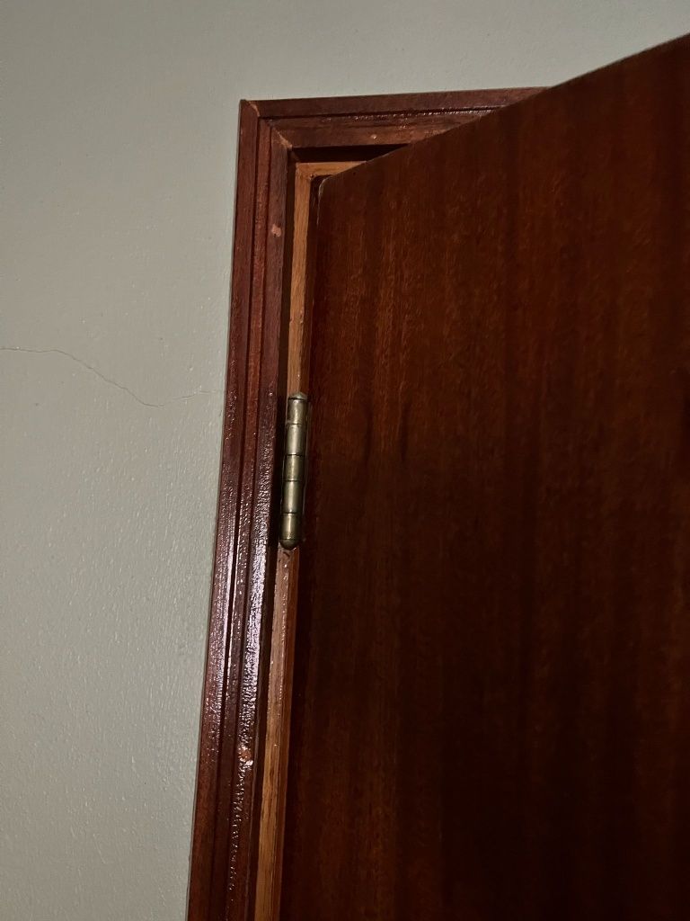 Portas em bom estado com guarnição