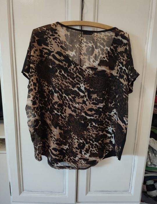 Bluzka czarna z krótkim rękawem z panterkowym tyłem