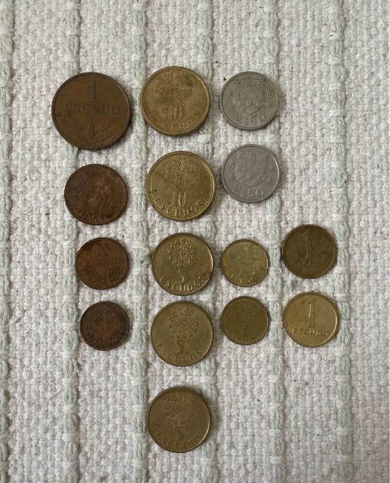 Conjunto de escudos e centavos portugueses