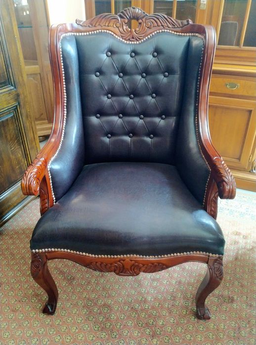 Stylowy gabinetowy fotel uszak