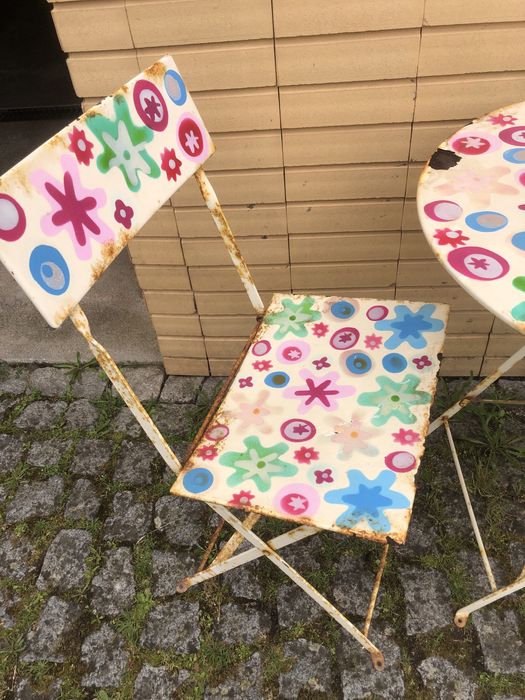 Mesa e 2 cadeiras de jardim em ferro com marcas do tempo  com marca py