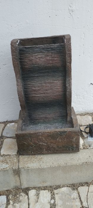 Fonte de água 50x25x21. Impecável. Em Loulé.