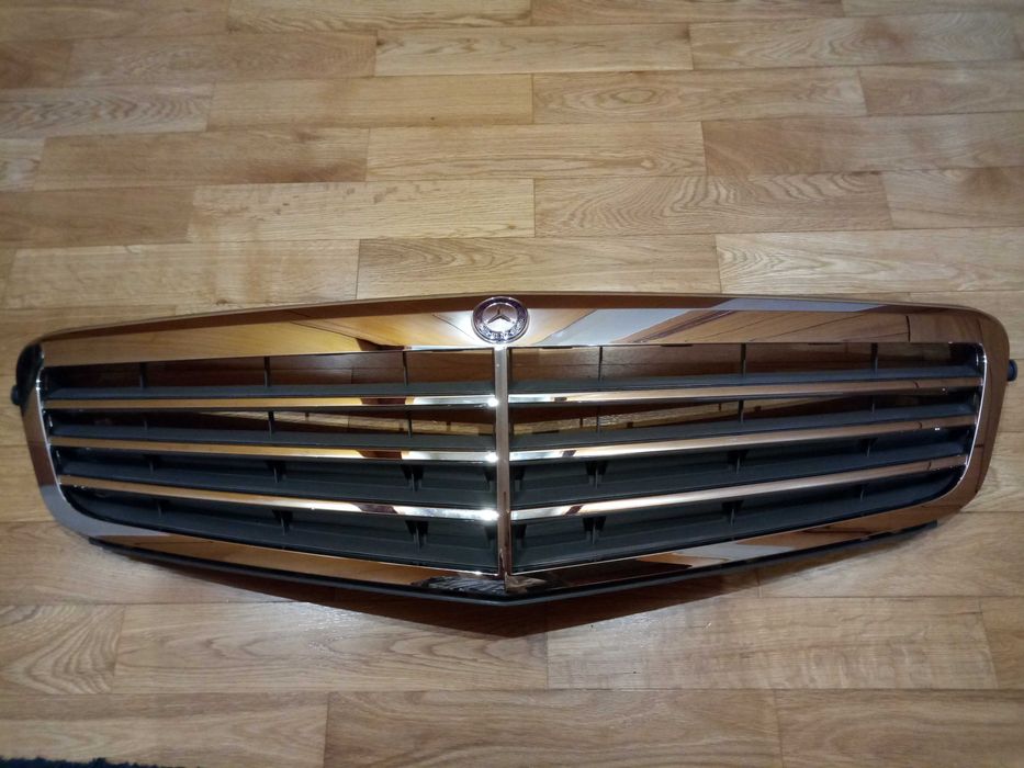 Grelha de um Mercedes Classe CW 240