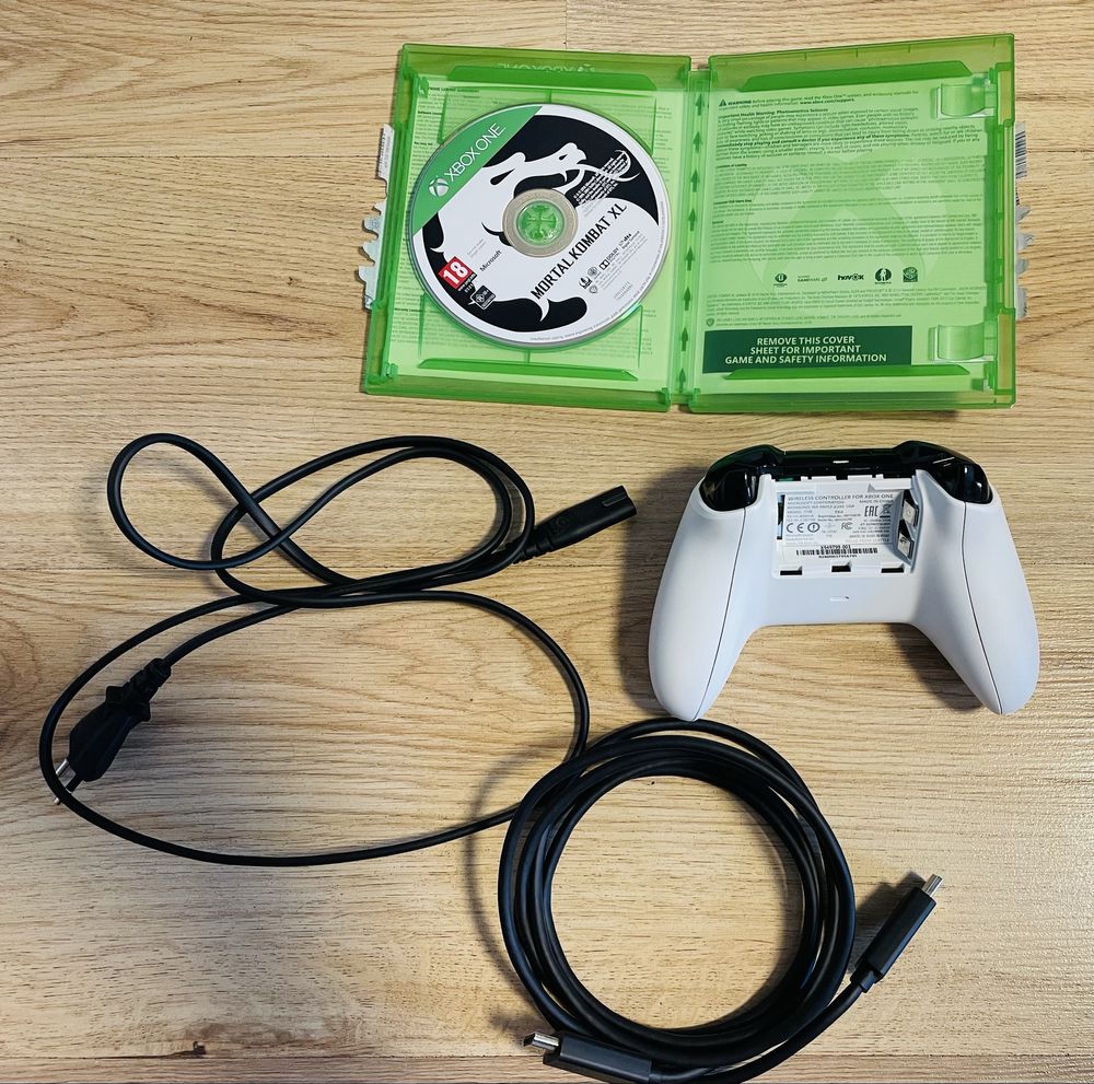 Xbox One S 1ТВ + джойстик + Mortal Kombat