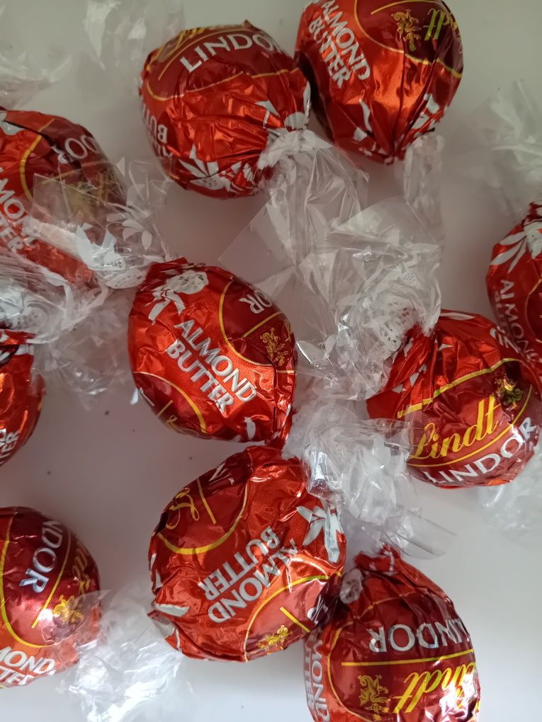 Praliny Lindt Lindor maślane migdał 500g na wagę.