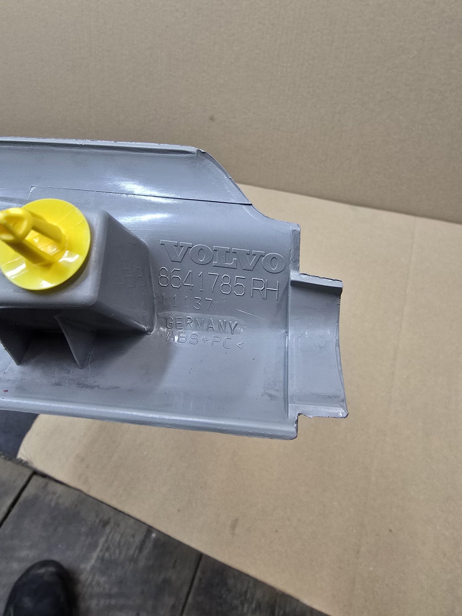 Listwa progowa volvo V50 PRAWY PRZÓD