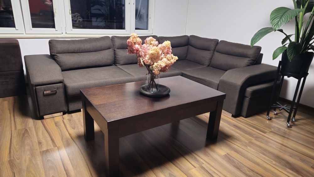 Narożnik z funkcją spania, pufy i barek