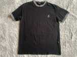 Dwa czarne T-shirty