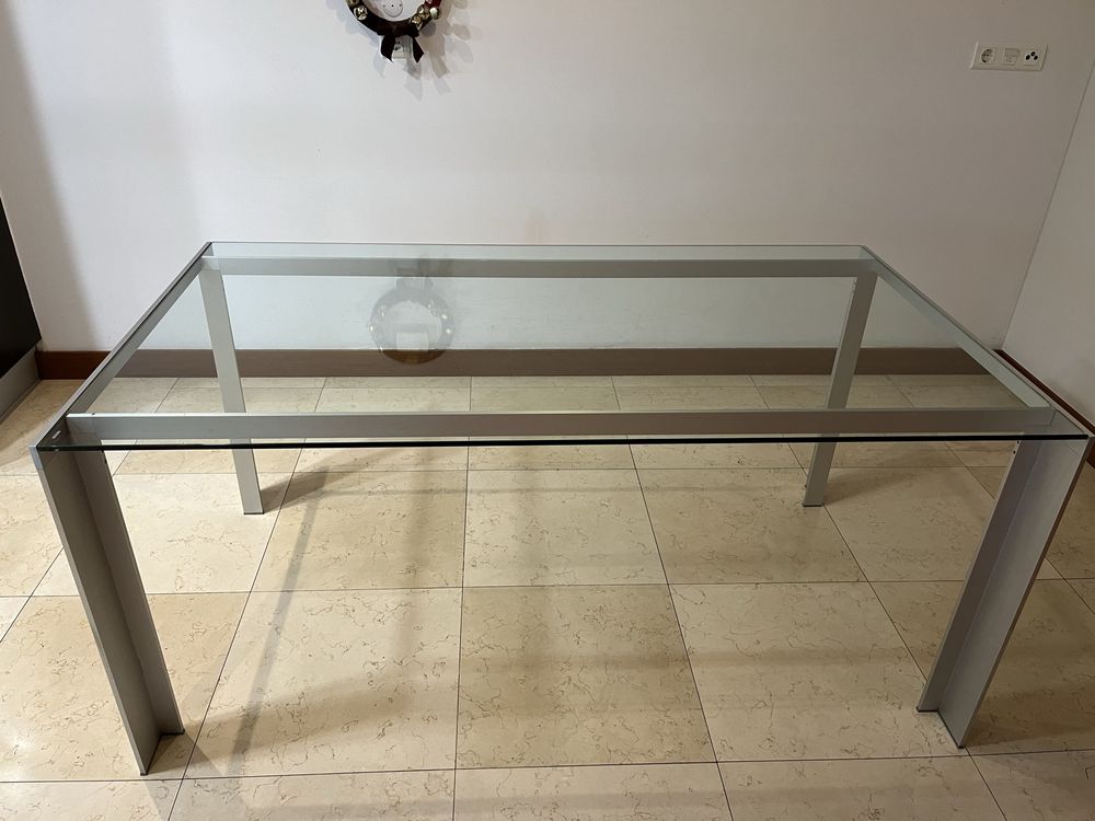 Mesa em aluminio e vidro