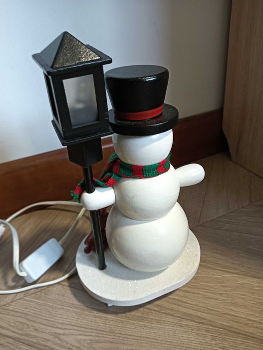 Bałwanek drewniany lampka stołowa na kabel