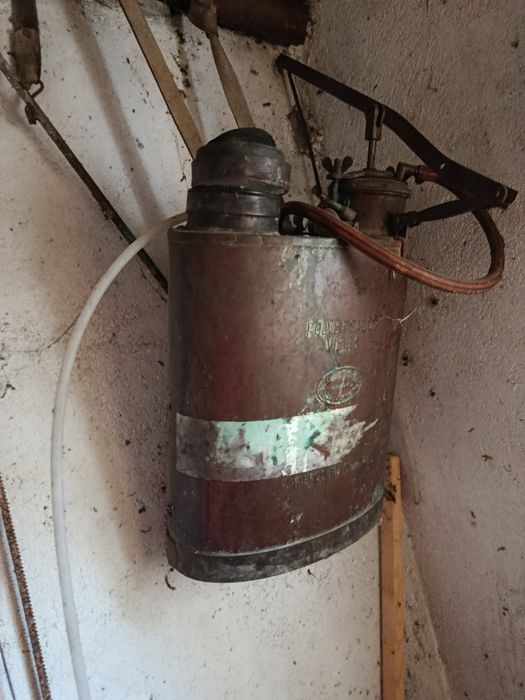 Pulverizador antigo em cobre