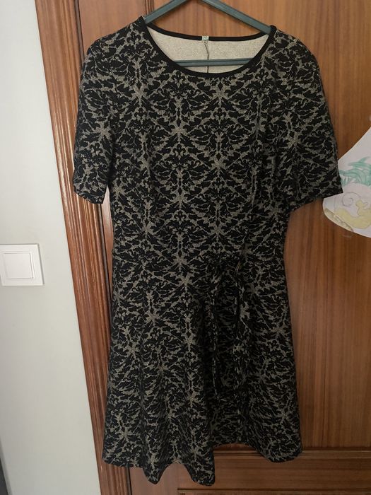 Vestido preto /dourado com cinto