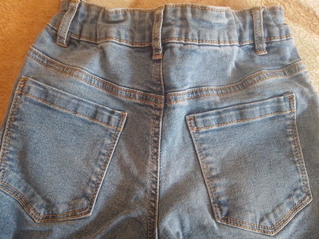 Elastyczne spodnie jeans na gumce 116 SINSAY błękitne,wizytowe