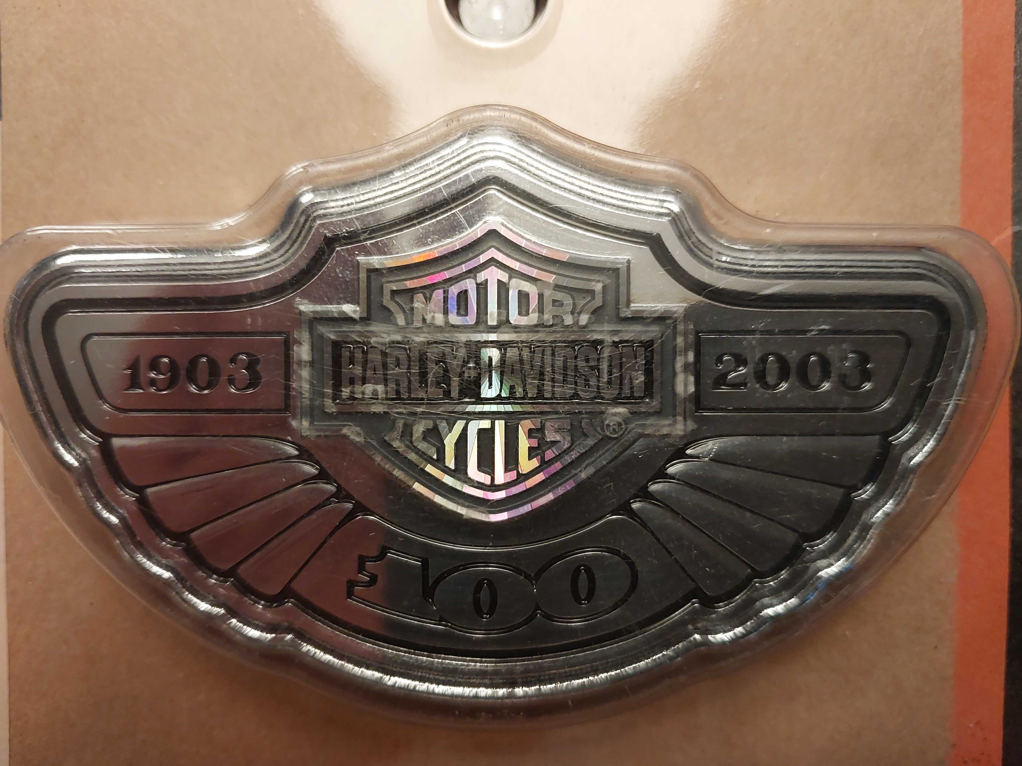 Harley Davidson 100th Emblemat Znaczek UNIKAT na przedni błotnik NOS