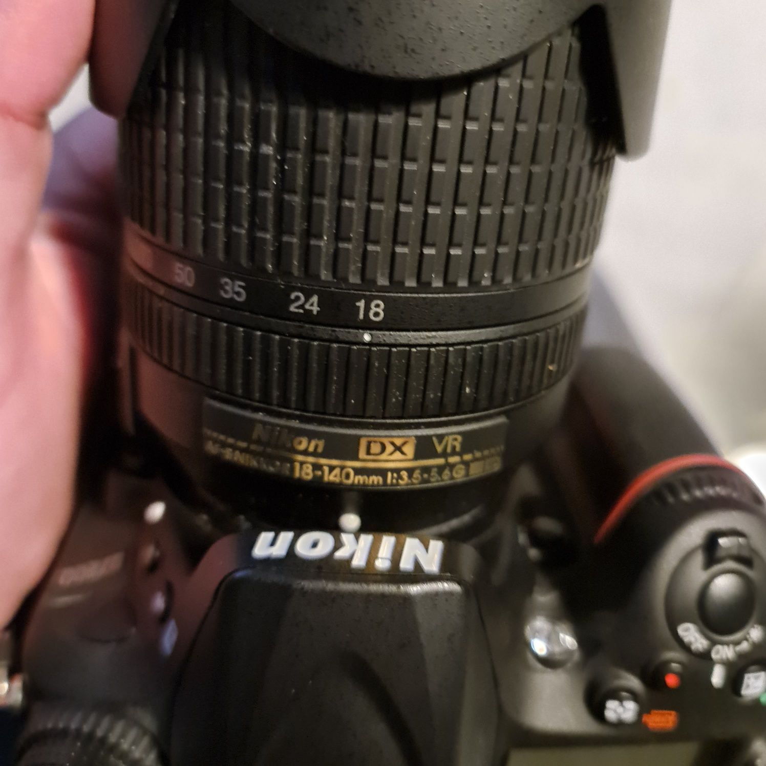 Nikon D7200 + dwa obiektywy nikkor 18-140 oraz 35, torba, statyw