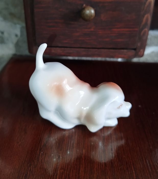 Stara figurka pieska z porcelany