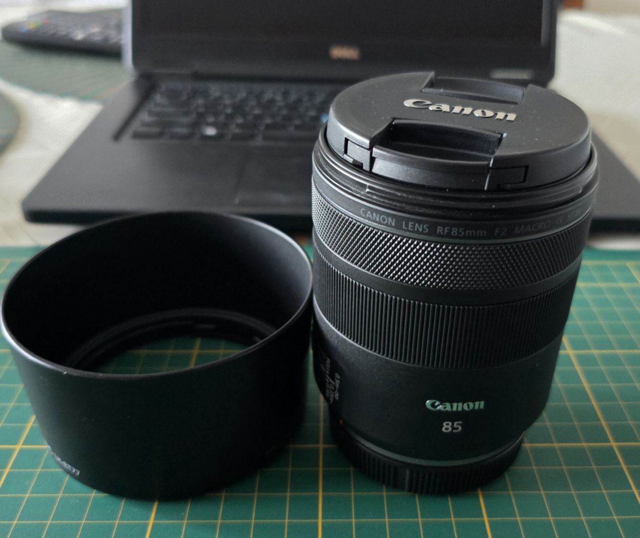 Obiektyw canon rf 85mm f2 macro plus osłona przeciw słoneczna