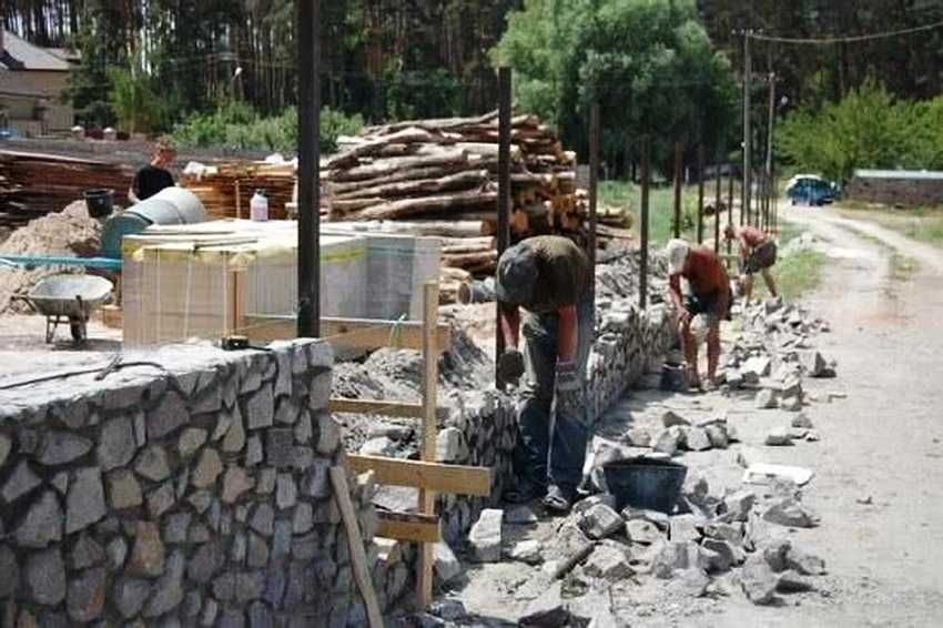 Бут, бутовий фундамент, кам'яний паркан, кладка бутового каміння