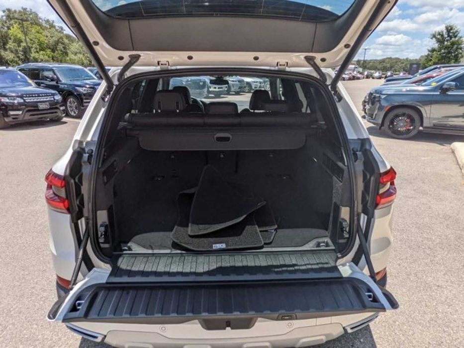 Розкішна BMW X5 2022