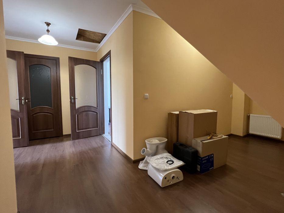 Продам чудовий новий будинок з ремонтом в затишному місці!