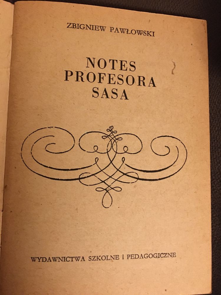 Notes profesora Sasa. Biblioteka błękitnych tarcz.