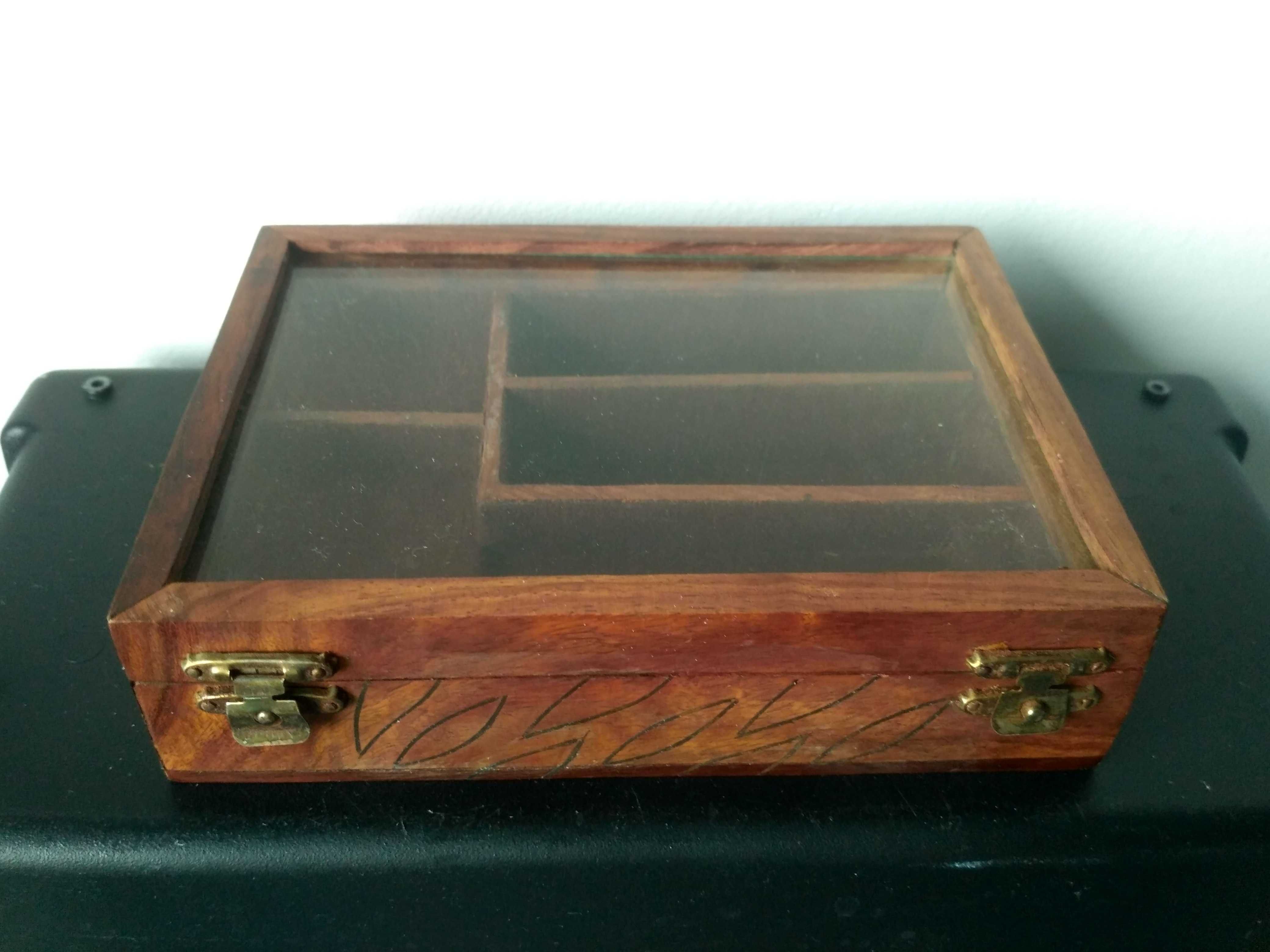 pudełko kolekcjonerskie Witryna nablatowa z drewna  15,5x11,5x 3,8 cm;