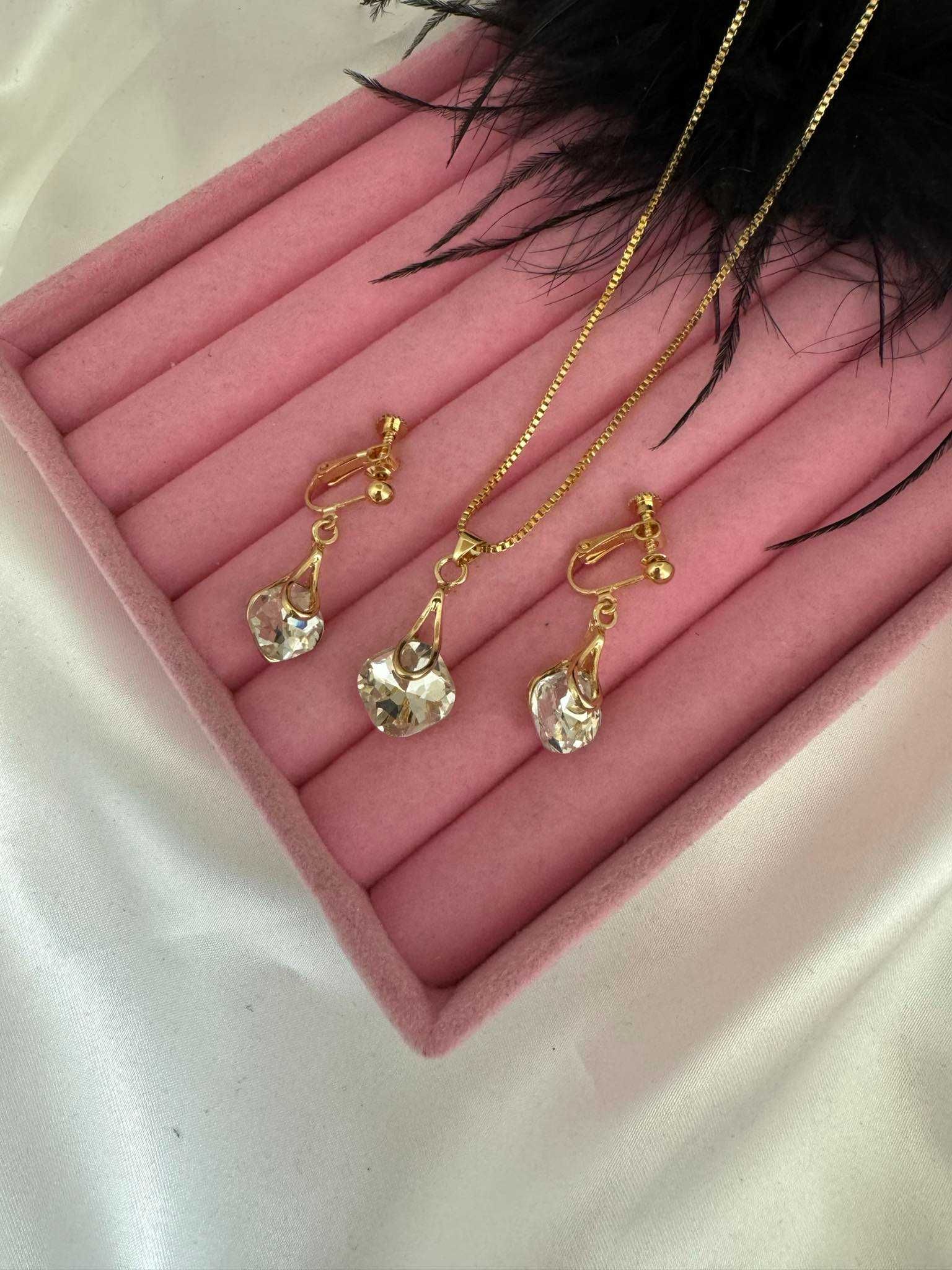 Komplet biżuterii klipsy naszyjnik w kolorze złotym cyrkonia z11