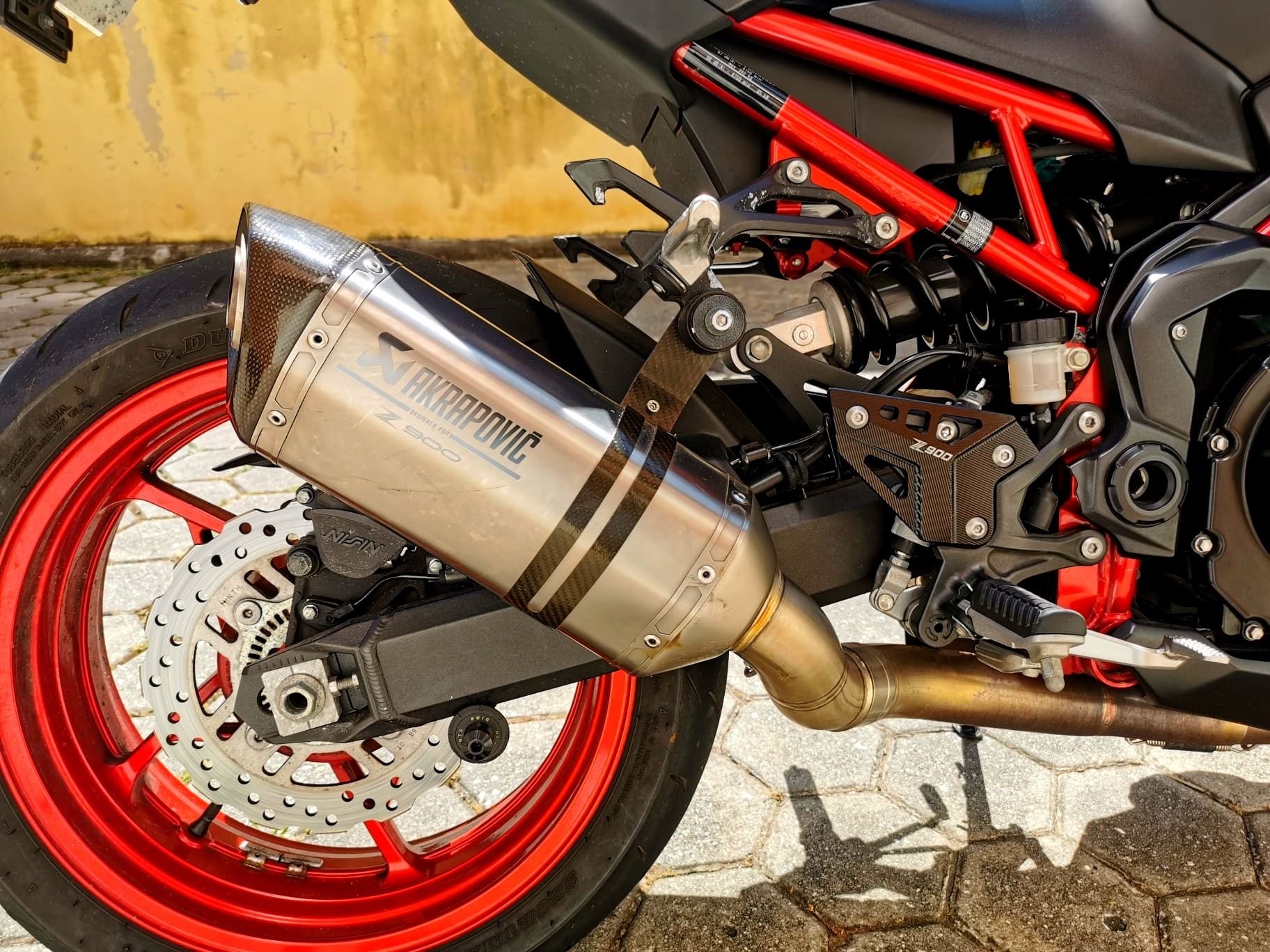 Kawasaki Z900 Akrapovic