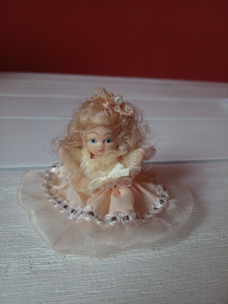 Mała laleczka porcelanowa