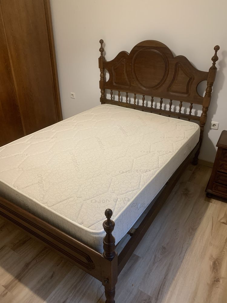 Cama de casal + mesa de cabeceira