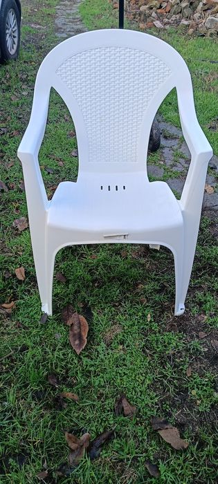 Садовый пластиковый стол и стулья