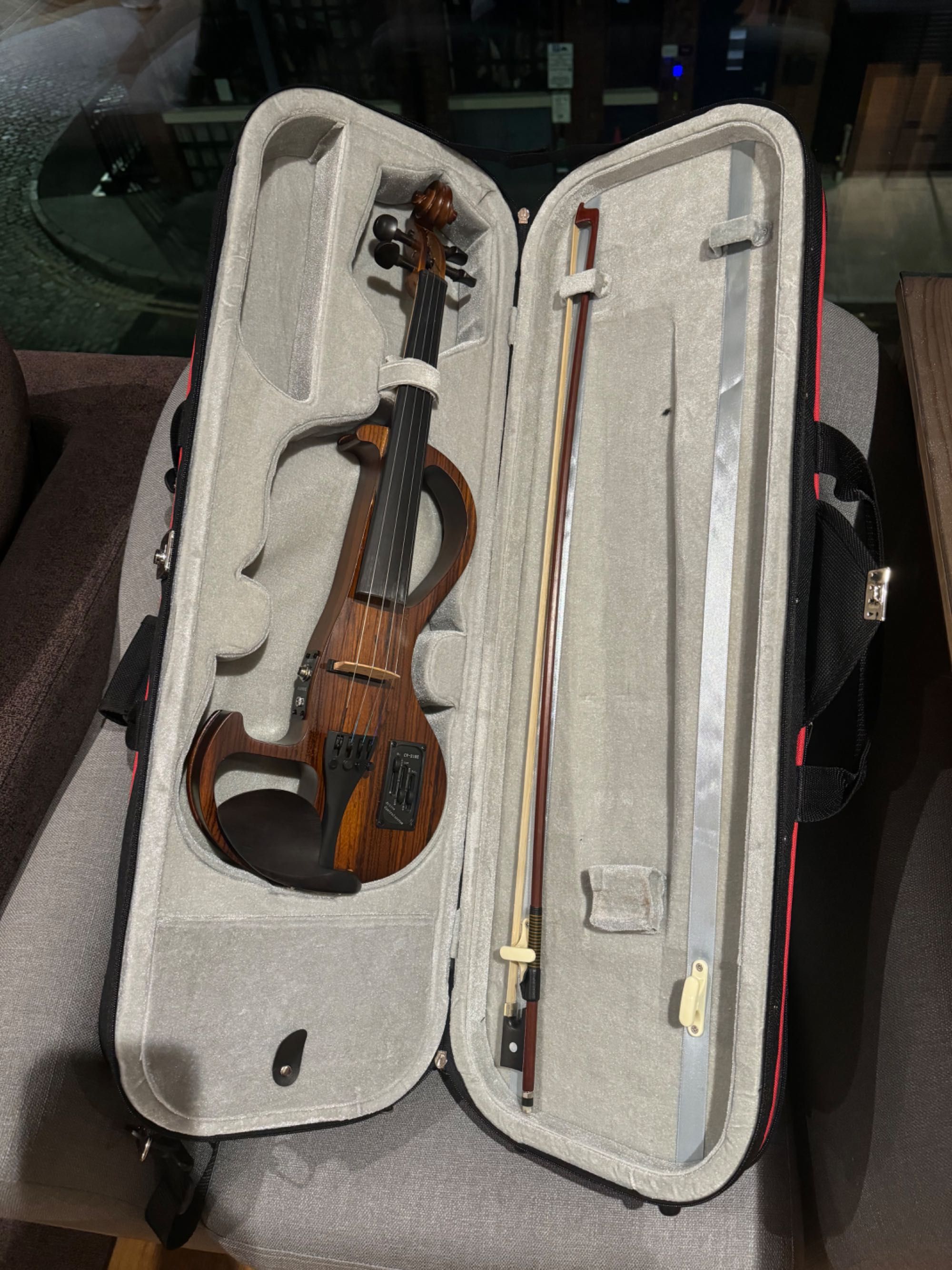 Скрипка з футляром Hidersine HEV3 Electric Violin (Велика Британія)