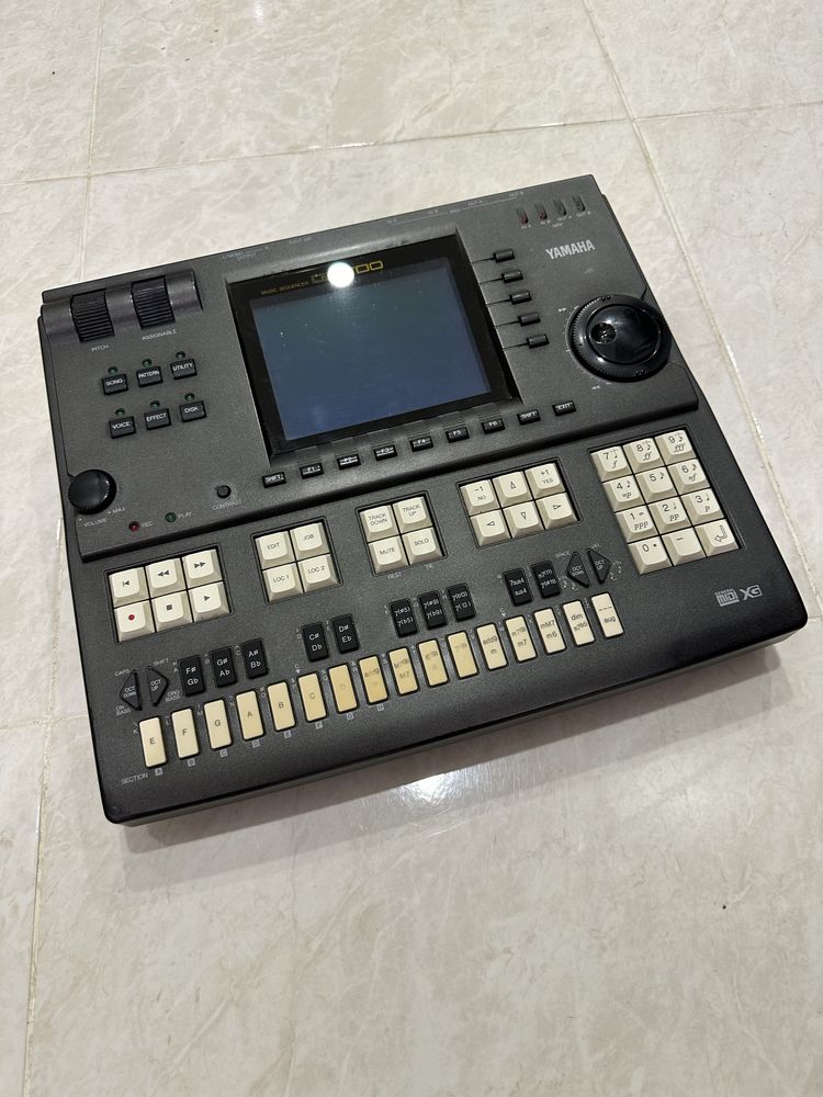 Музыкальный секвенсор Yamaha QY700