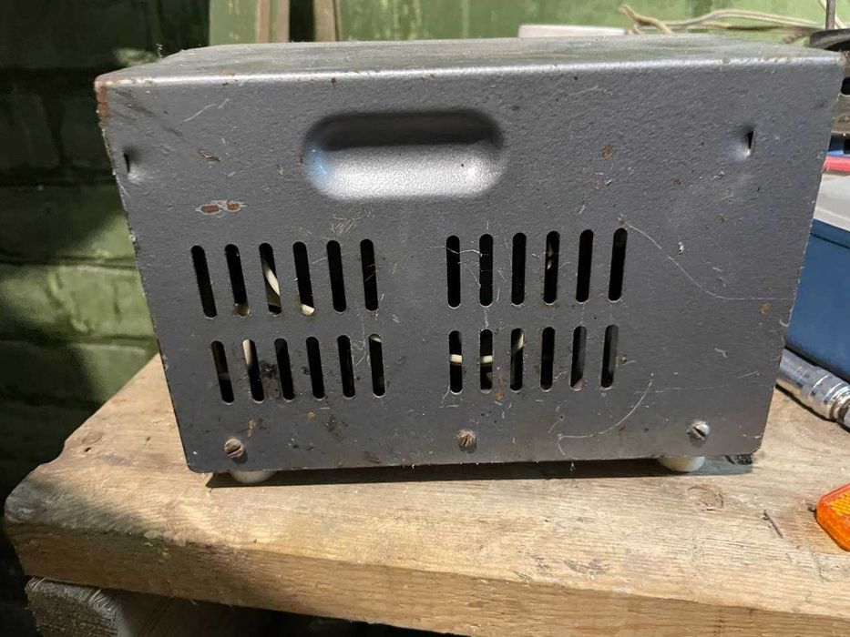 Ингул- зарядний пристрій для акумуляторів автомобіля, 12В.