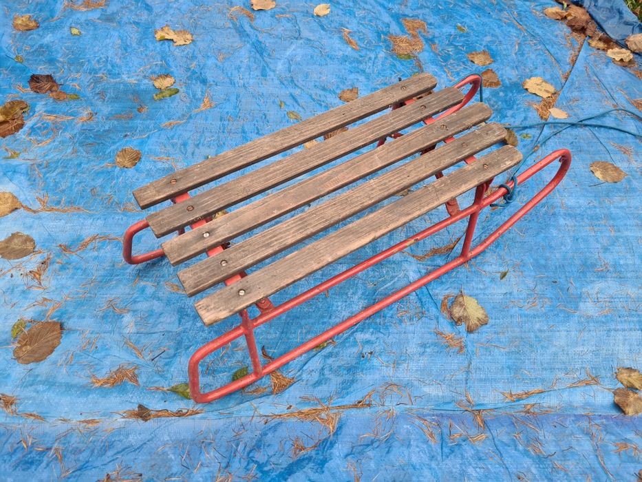 Solidne metalowe sanki składane