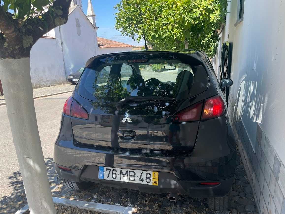 Mitsubishi Colt com revisão e inspeção acabadas de fazer