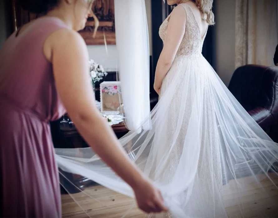 Błyszcząca suknia ślubna