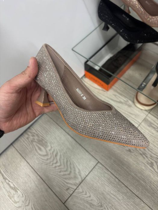 Туфлв в камінчик , туфли , лодочки чорні, беж