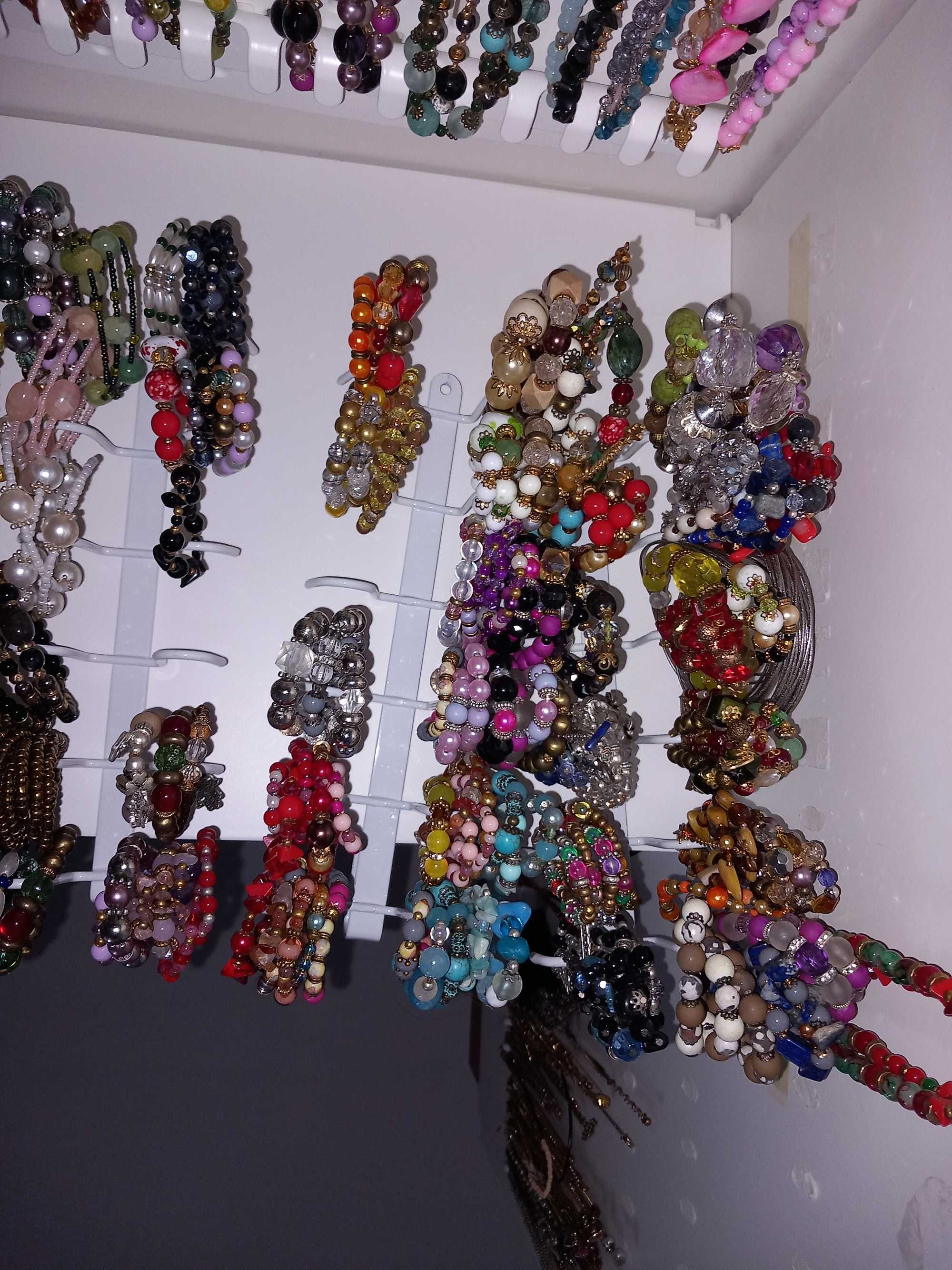 Lote de colares, pulseiras e brincos feitos à mão