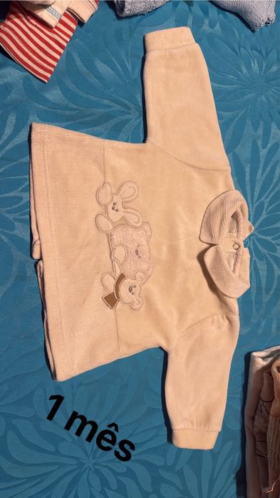 Várias camisolas de bebé