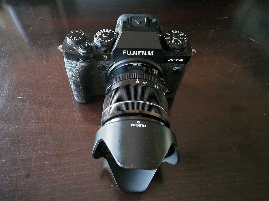 Fujifilm XT4 com XF 18-55mm em muito bom estado.