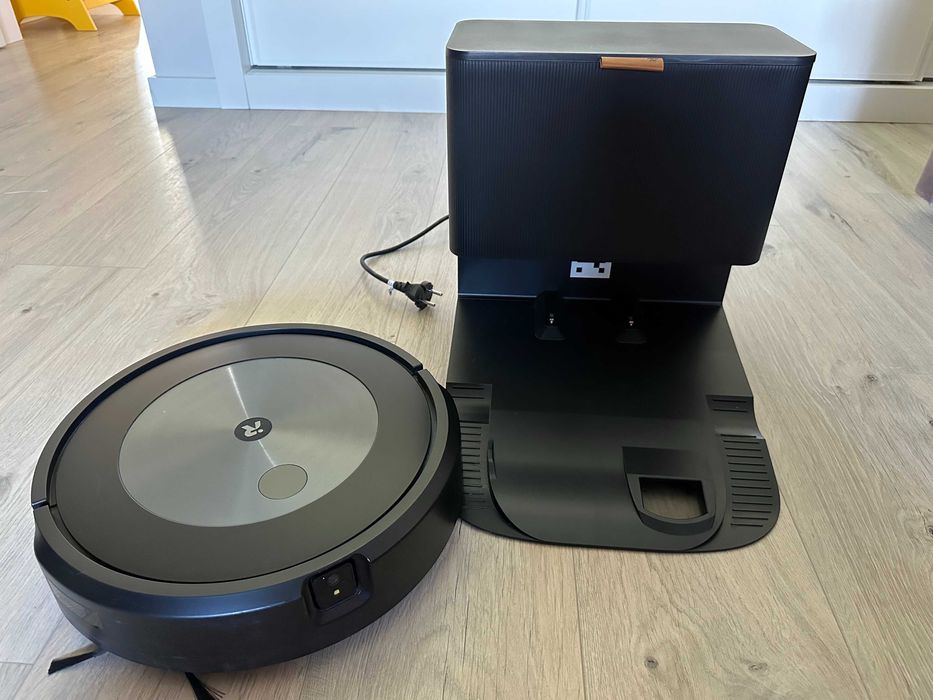 iRobot Roomba® j7+ com esvaziamento automático e ligação Wi-Fi
