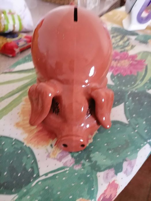 Porco mealheiro em barro