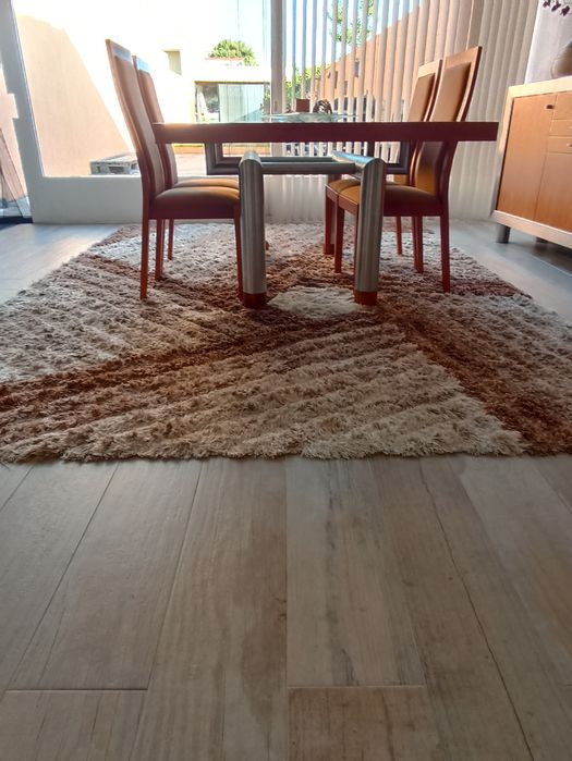 Carpete grande bege e castanha