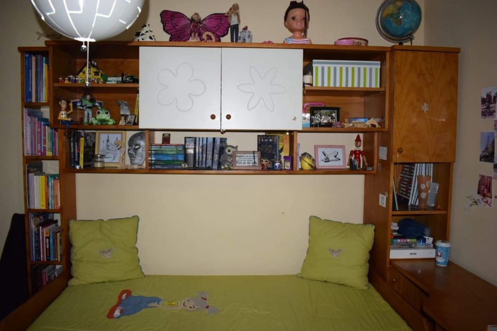Quarto estúdio criança, 2 camas, cómoda, secretaria, estantes