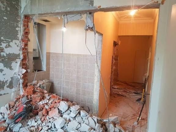 Демонтаж стен полов кровля, окна двери.